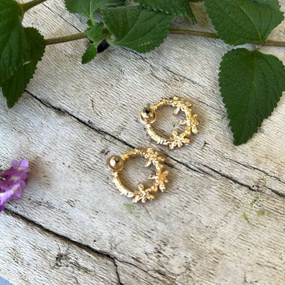 DAINTY GOLD COLORFUL FLOWER STUD EARRINGS. NWOT - Picture 3 of 6